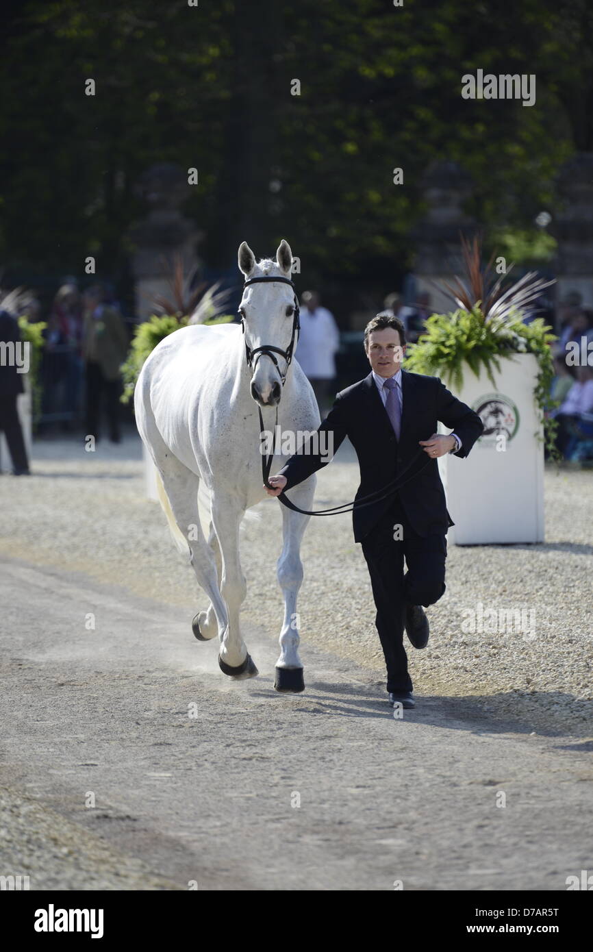 Badminton House, Badminton station wagon, Gloucestershire, UK. Il 2 maggio 2013. Badminton Horse Trials 2013. Primo cavallo ispezione presso la parte anteriore del Badminton House. Con credito: Maurice Piper/Alamy Live News Foto Stock Badminton House, Badminton station wagon, Gloucestershire, UK. Il 2 maggio 2013. Badminton Horse Trials 2013. Primo cavallo ispezione presso la parte anteriore del Badminton House. Con credito: Maurice Piper/Alamy Live News Foto Stock