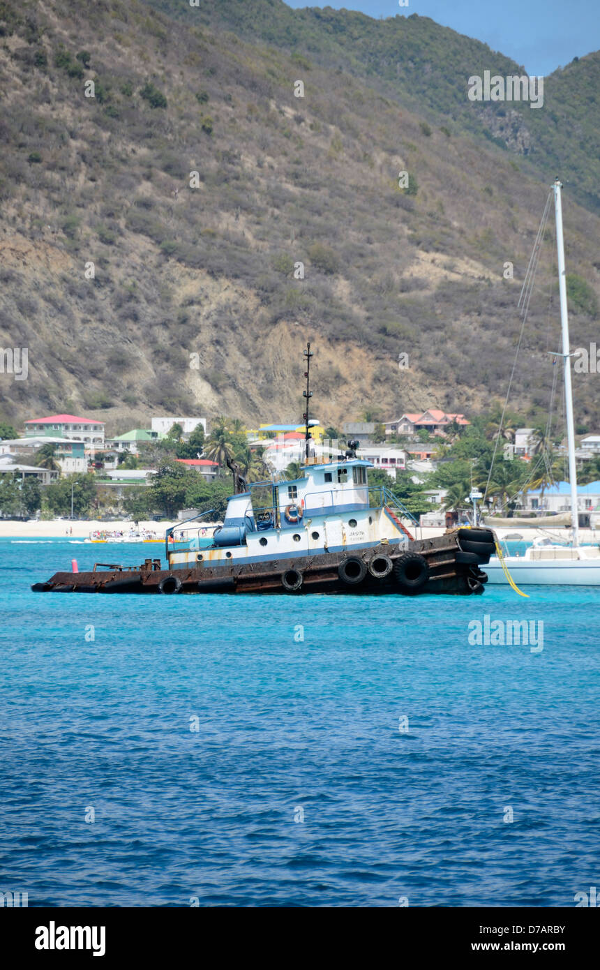 Nave affondata in una grande baia, Philipsburg, San Maarten, Antille olandesi Foto Stock