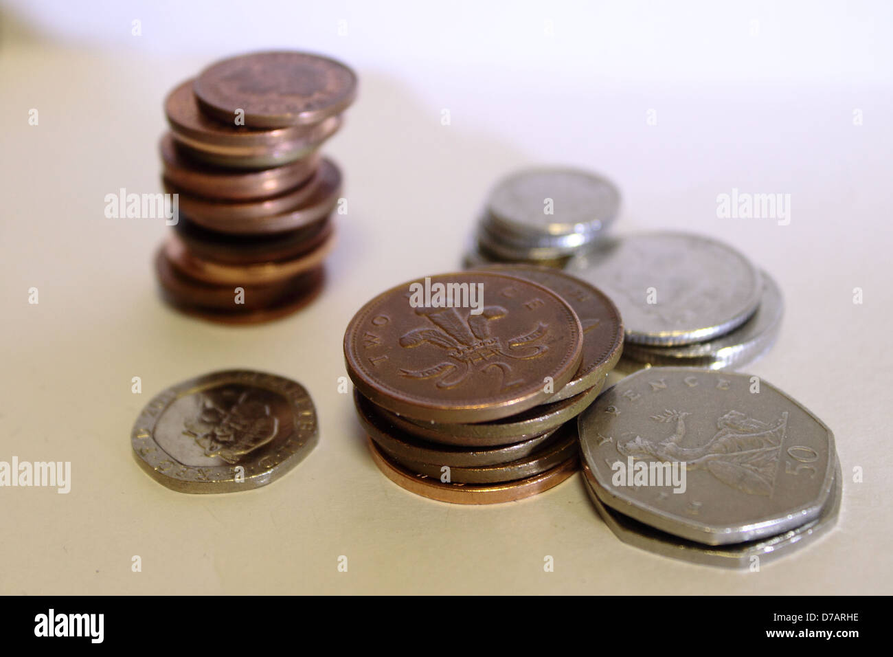 Monete ordinati in pile di 1p, 2p, 5p, 10p, 20p e 50p Foto Stock