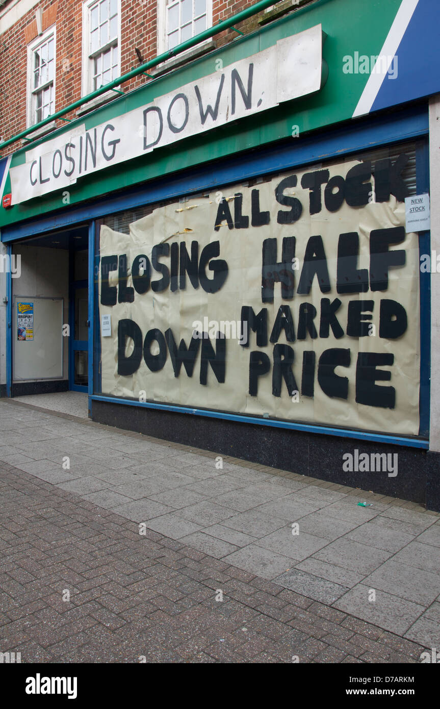 Chiusura: questo vuoto sport shop in Dorchester è solo uno dei tanti high street vittime della crisi economica globale. Il Dorset, Inghilterra, Regno Unito. Foto Stock