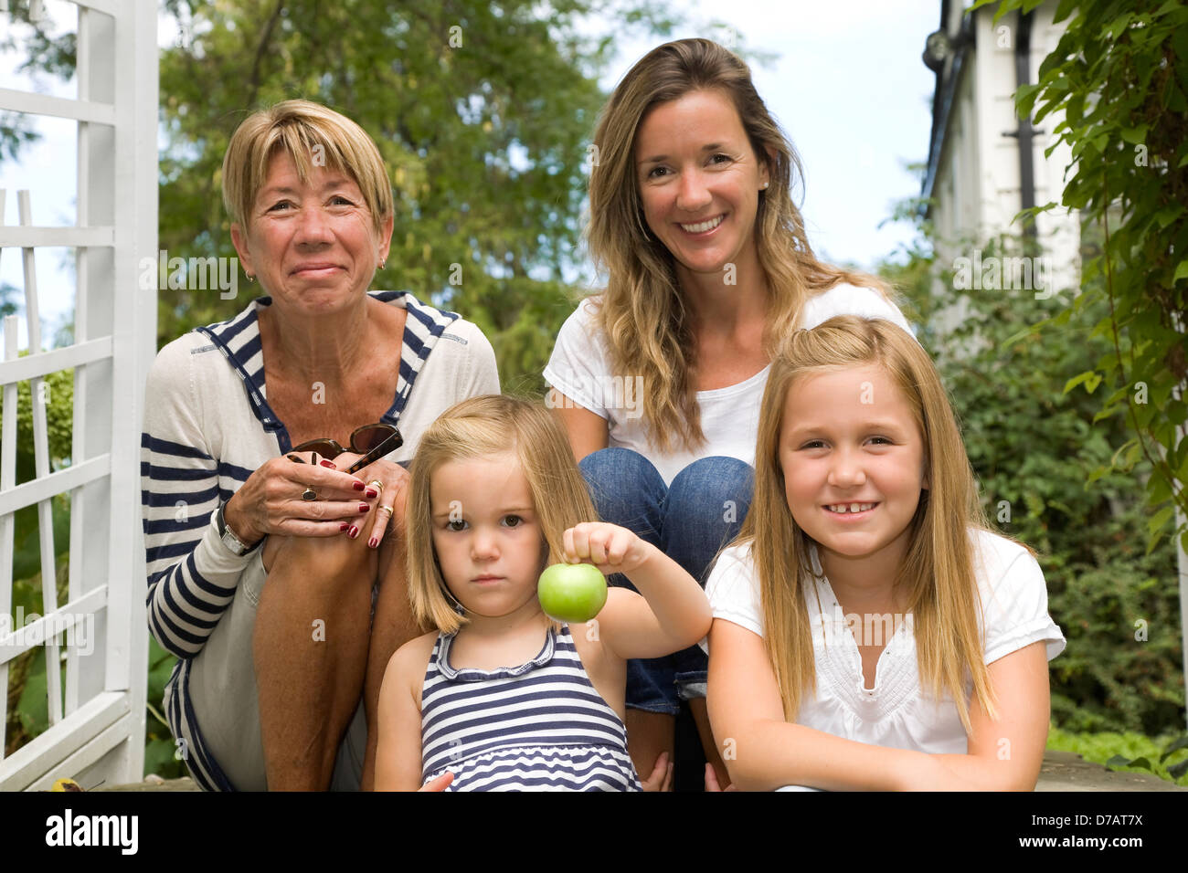 Ritratto di tre generazioni tra cui nonna madre e le sue due figlie; Ontario Canada Foto Stock