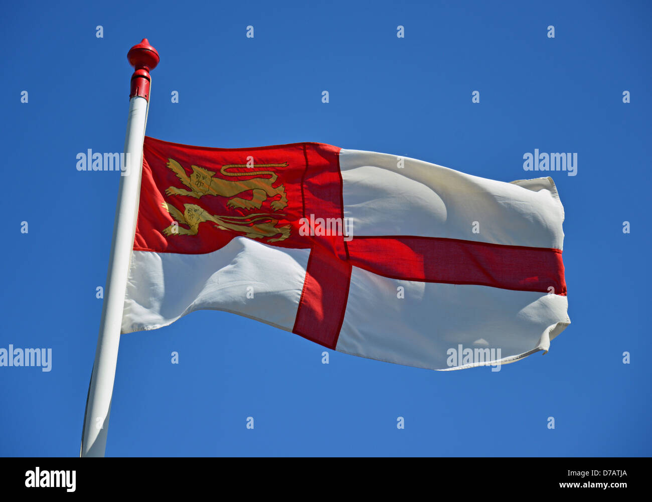 La bandiera di Sark sul capo motivi & Seneschal corte dell edificio, maggiore Sark, Sark, il Baliato di Guernsey, Isole del Canale Foto Stock