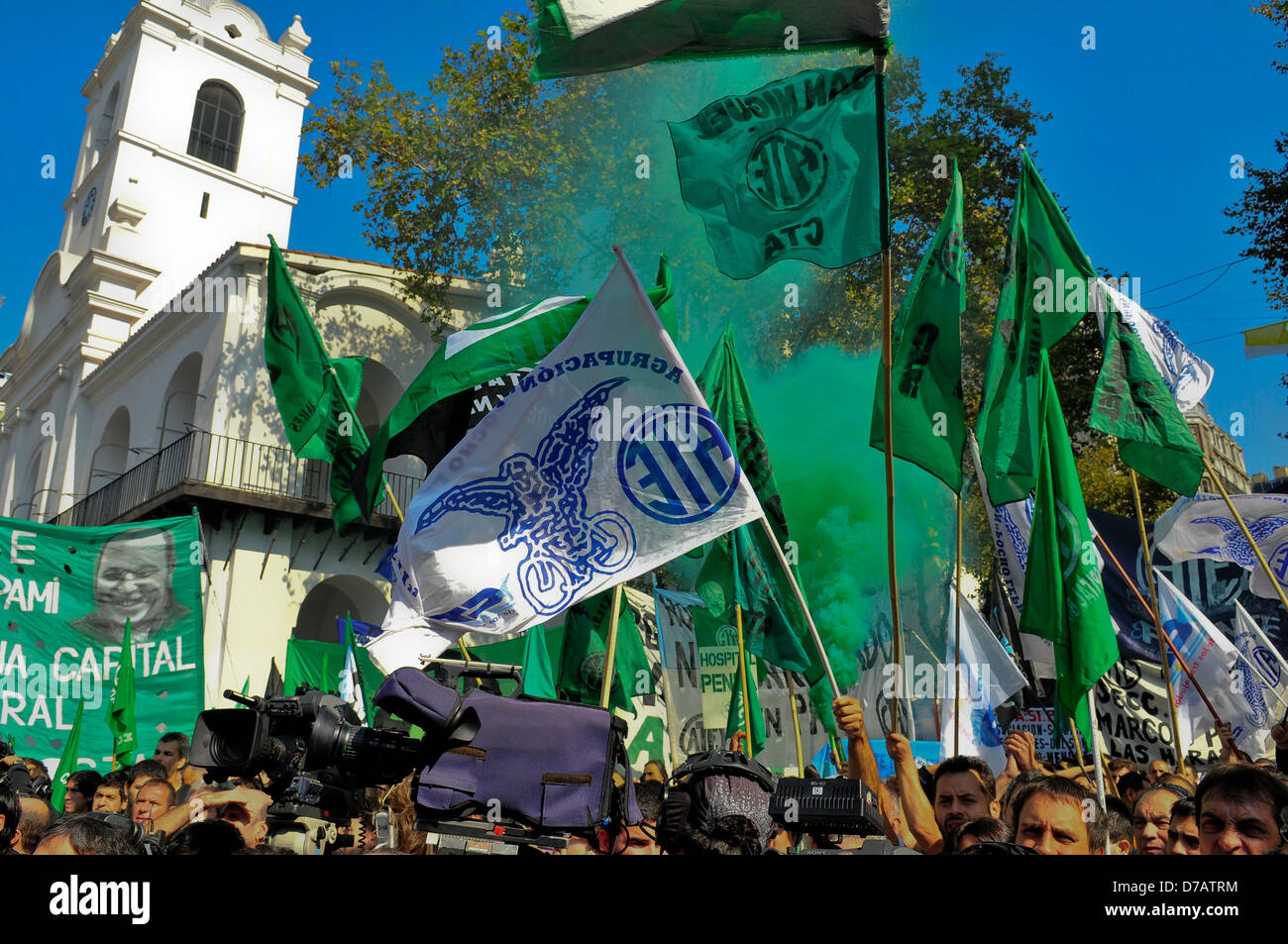 Abbiamo mangiato europea membri (stato workers association) marzo alla sede del governo della città per protestare contro la repressione violenta da th Foto Stock