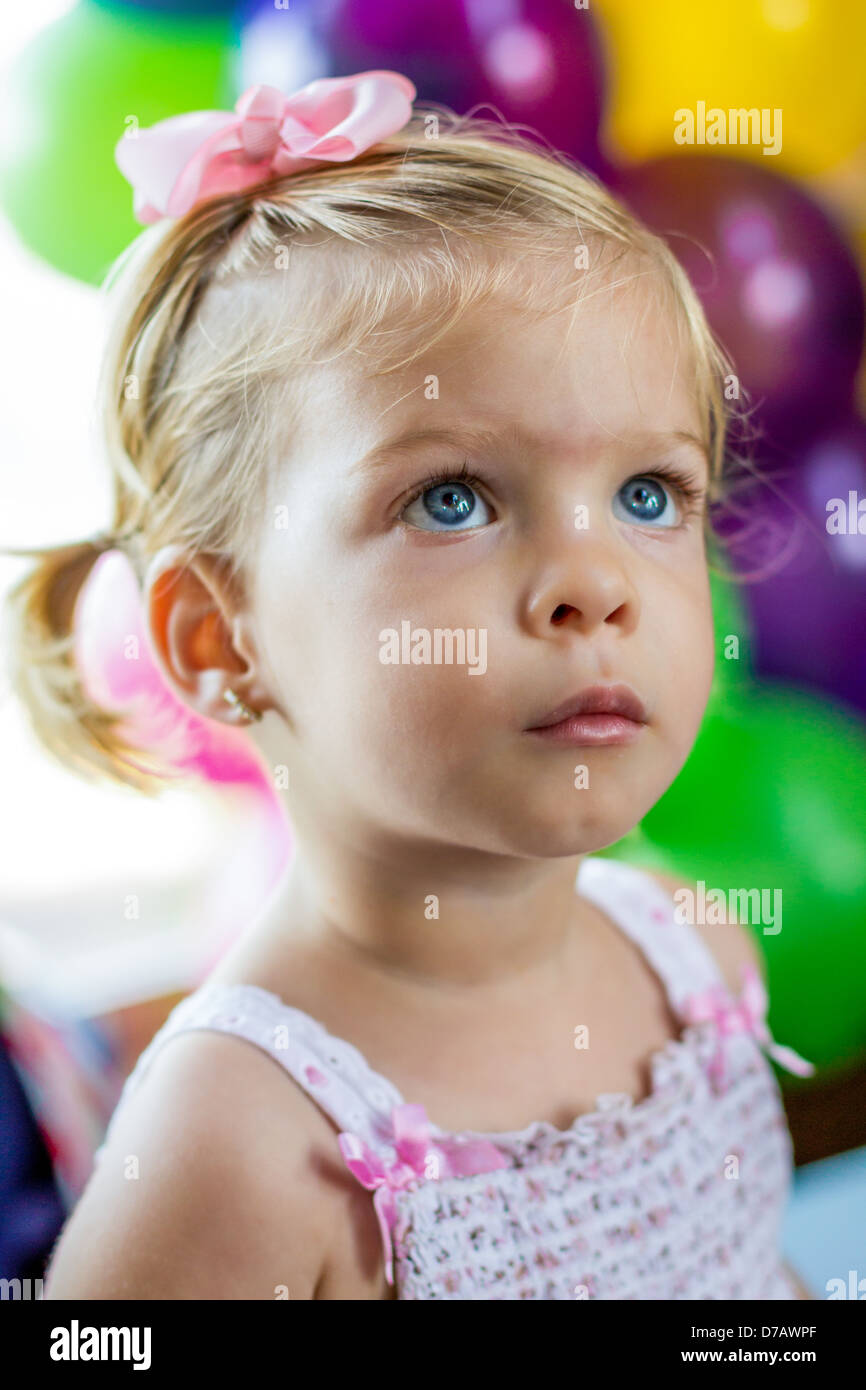 Bambina ad una festa guardando intensamente nel circus Foto Stock