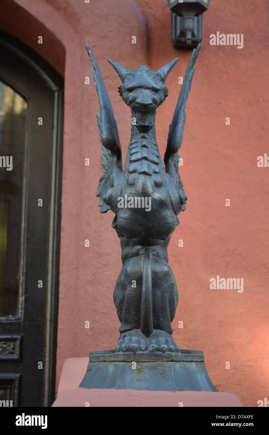 Una statua di Griffin al di fuori di un appartamento nel Greenwich Village di New York City Foto Stock