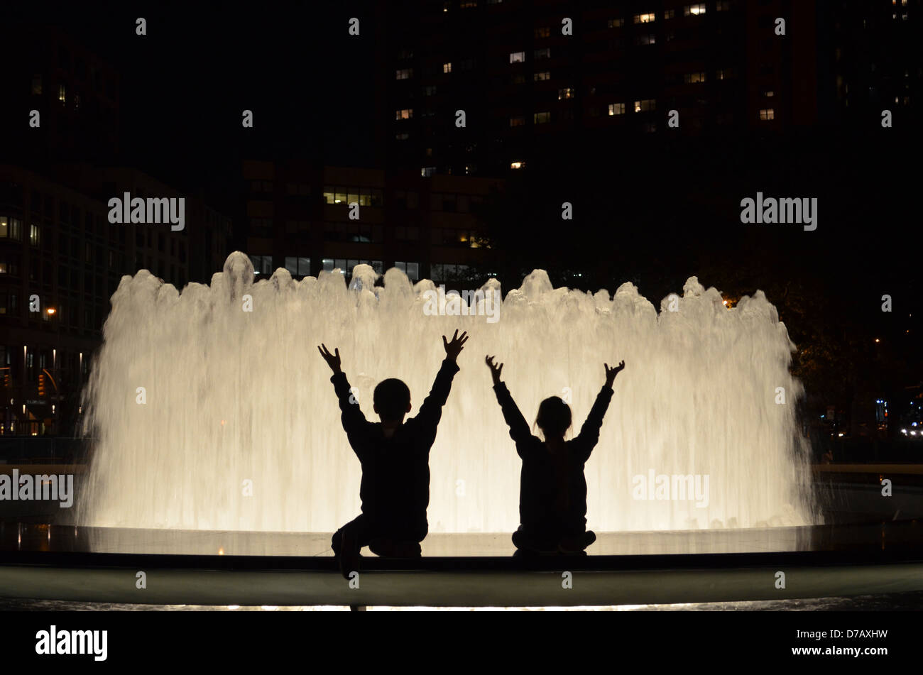 I bambini la silhouette presso il Lincoln Center Fontana Foto Stock