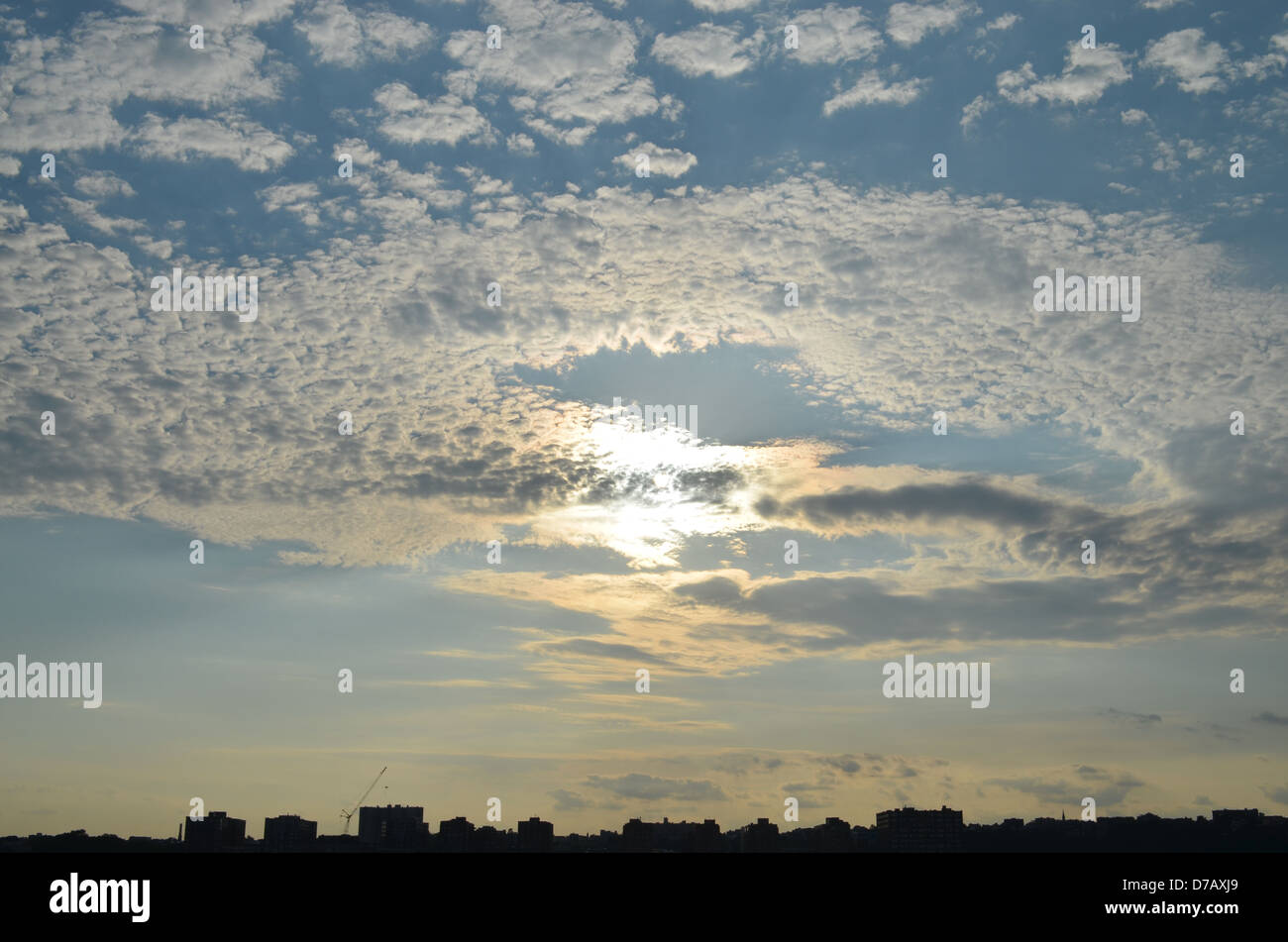 Sun burst nuvole sopra il fiume Hudson in New York City Foto Stock