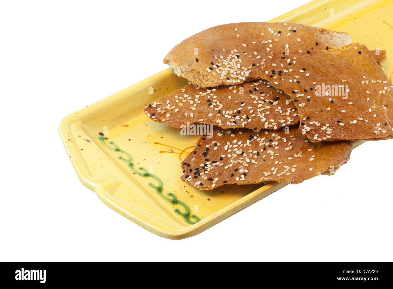 Tradizionale pane piatto di lavasino cosparso di semi di sesamo su vassoio in ceramica Foto Stock