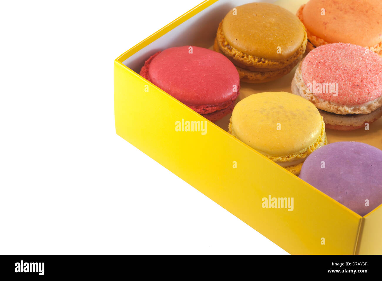 Scatola di macaron con varietà di sapori su sfondo bianco Foto Stock