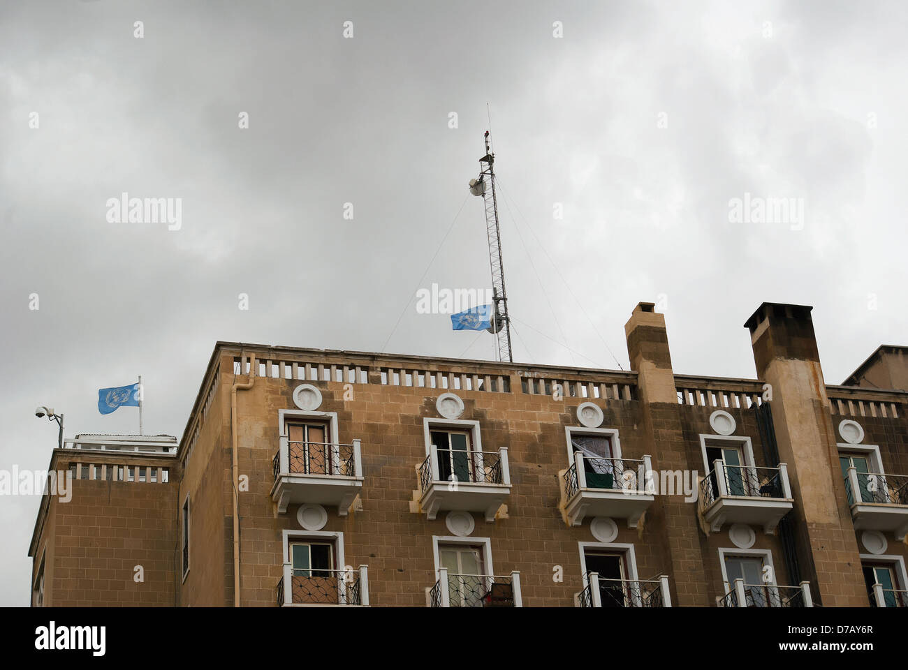 Ledra Palace hotel ora edificio delle Nazioni Unite dietro il filo spinato; Nicosia Cipro Foto Stock