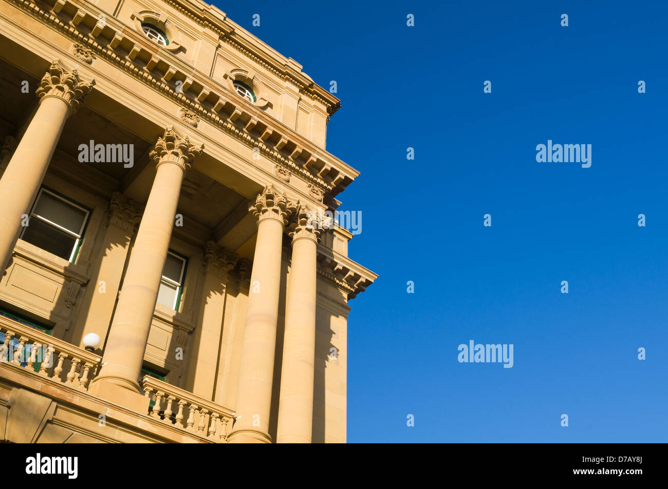 Stone dettagli architettonici su un edificio contro un cielo blu;Edmonton Alberta Canada Foto Stock