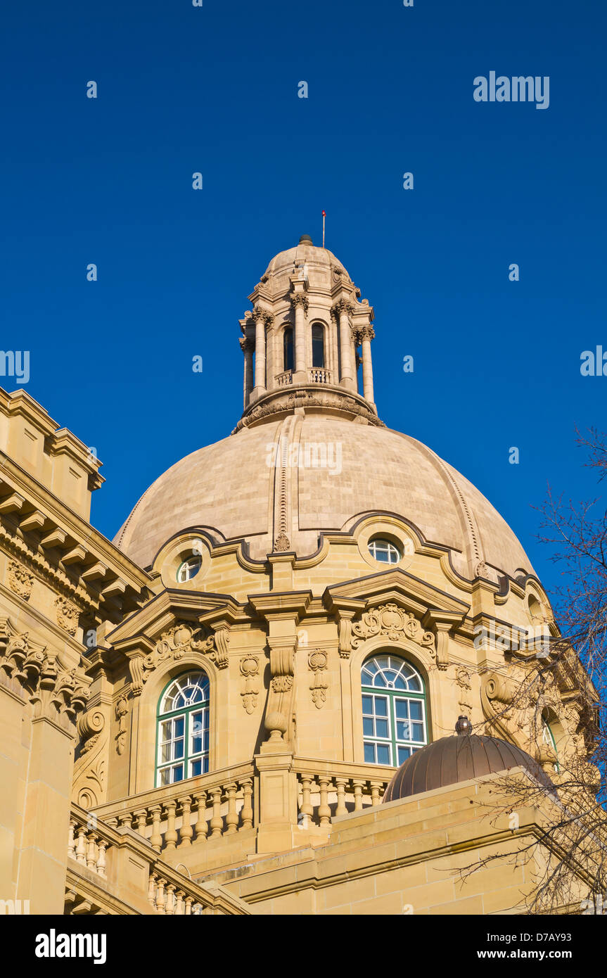 Tetti a cupola e pietra dettagli architettonici su un edificio contro un cielo blu;Edmonton Alberta Canada Foto Stock