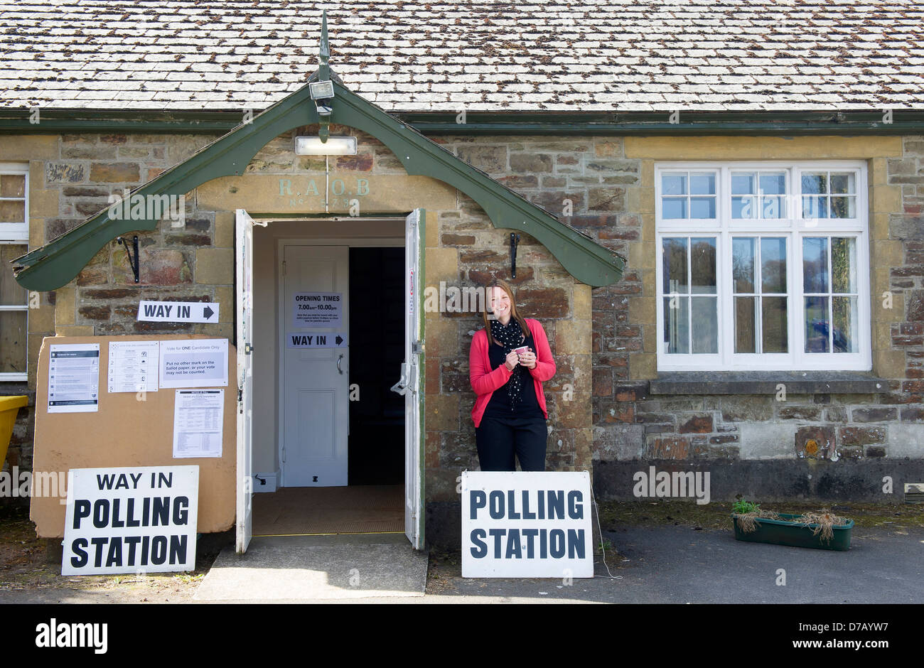 Elezioni di maggio 2013 UK. Nella foto è il polling clerk Kim Davey al di fuori di una zona rurale stazione di polling in Parracombe, Devon. Foto Stock