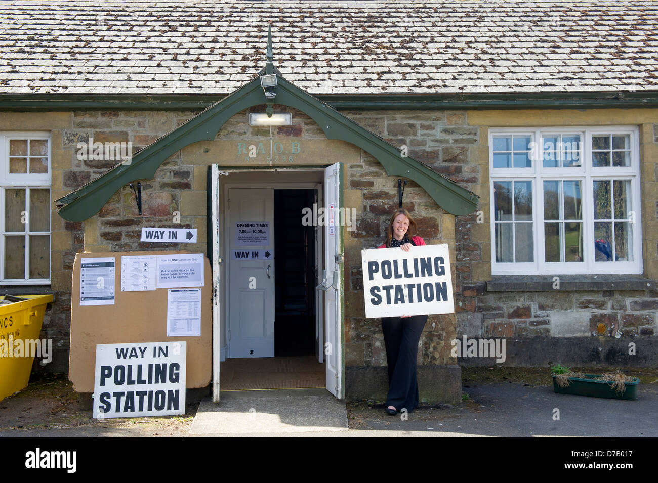 Elezioni di maggio 2013 UK. Nella foto è il polling clerk Kim Davey al di fuori di una zona rurale stazione di polling in Parracombe, Devon. Foto Stock