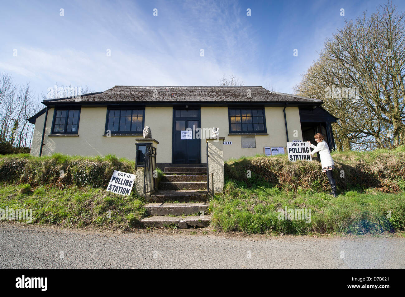 Elezioni di maggio 2013 UK. Nella foto è il polling clerk Karen Oke al di fuori di una zona rurale stazione di polling in Martinhoe, Lynton, Devon. Foto Stock