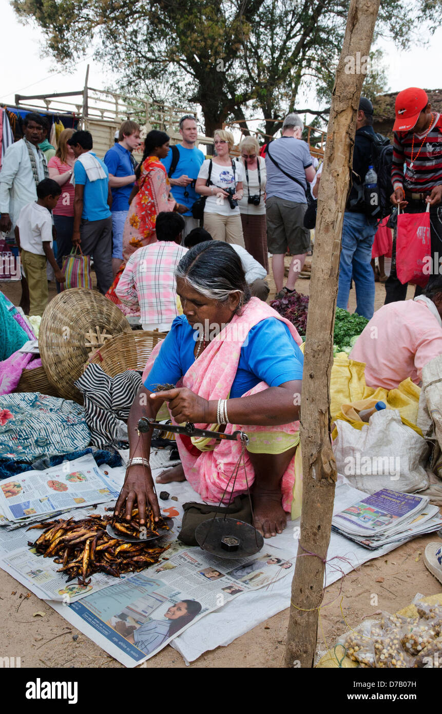 Donna indiana,venditore,fornitore,in stallo,mercato,moka,village,Madhya Pradesh, India Foto Stock