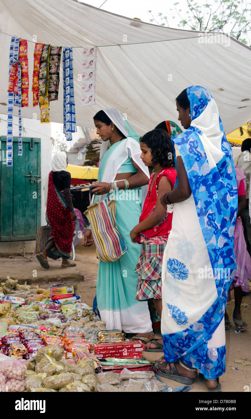 Le donne indiane,acquisto,negozi,in stallo,mercato,moka,village,Madhya Pradesh, India Foto Stock