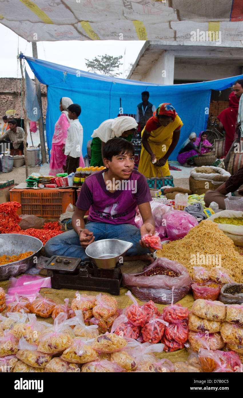 Indian man,venditore,fornitore,in stallo,mercato,moka,village,Madhya Pradesh, India Foto Stock