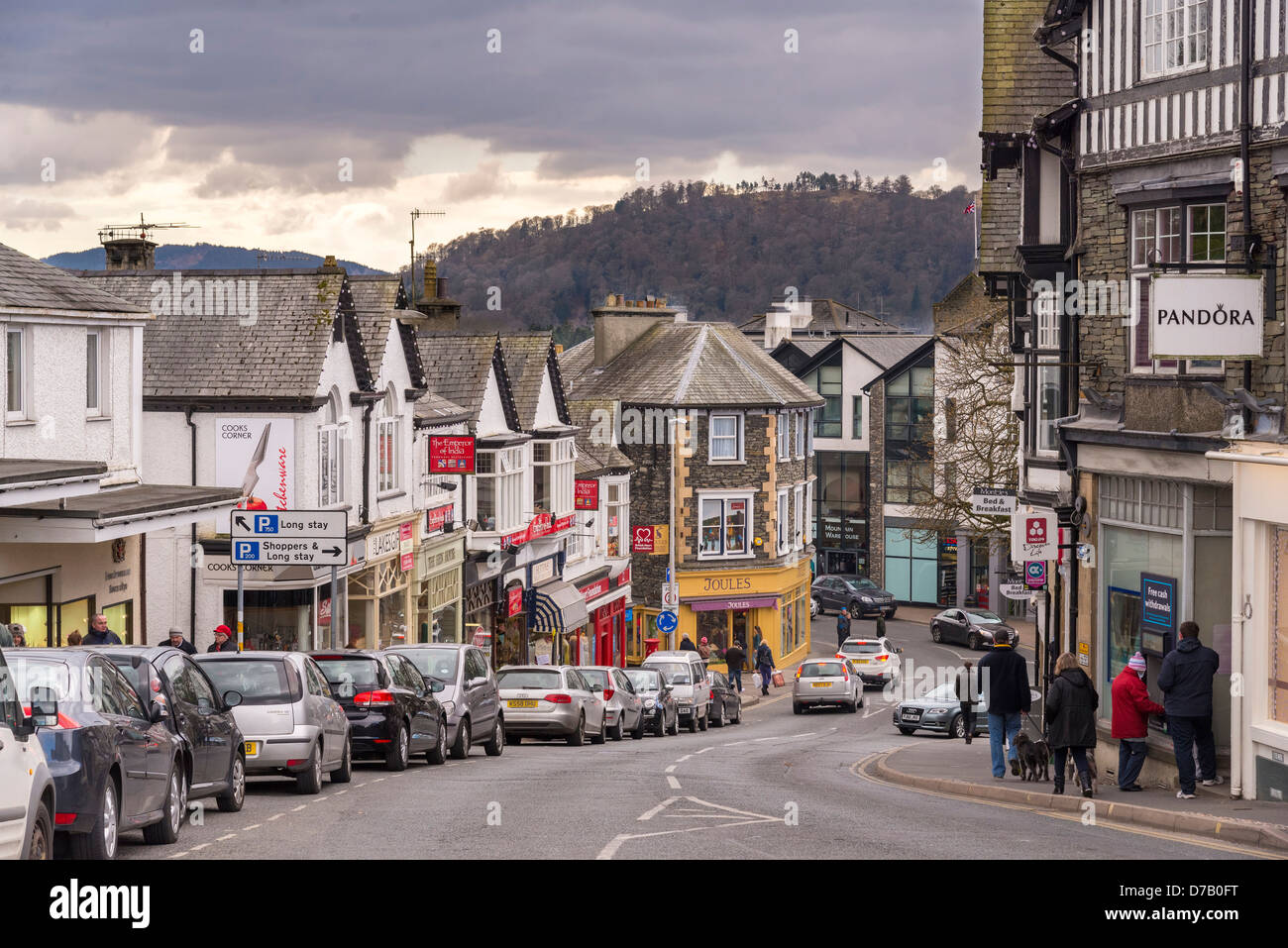 La strada principale di Bowness on Windermere. Foto Stock