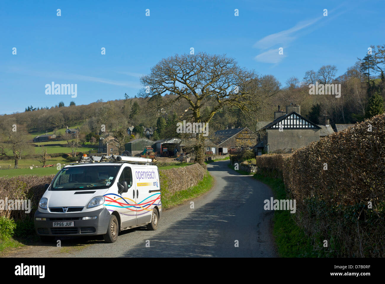 BT Openreach van parcheggiato in una tranquilla stradina nei pressi del villaggio di lontano Sawrey, Parco Nazionale del Distretto dei Laghi, Cumbria, England Regno Unito Foto Stock