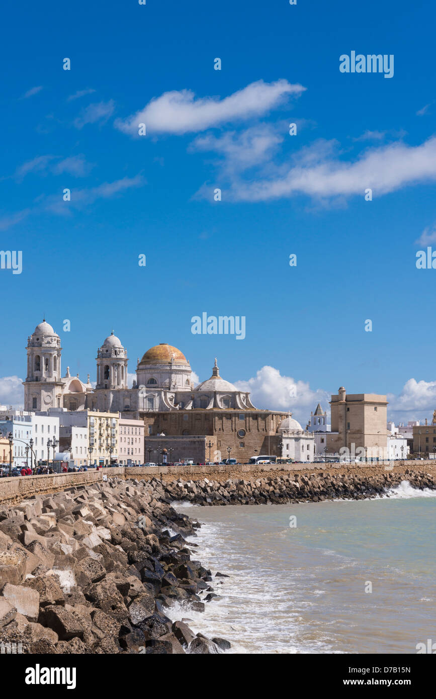 Cadice lungomare con vista della cattedrale Cadice Andalusia Spagna Foto Stock