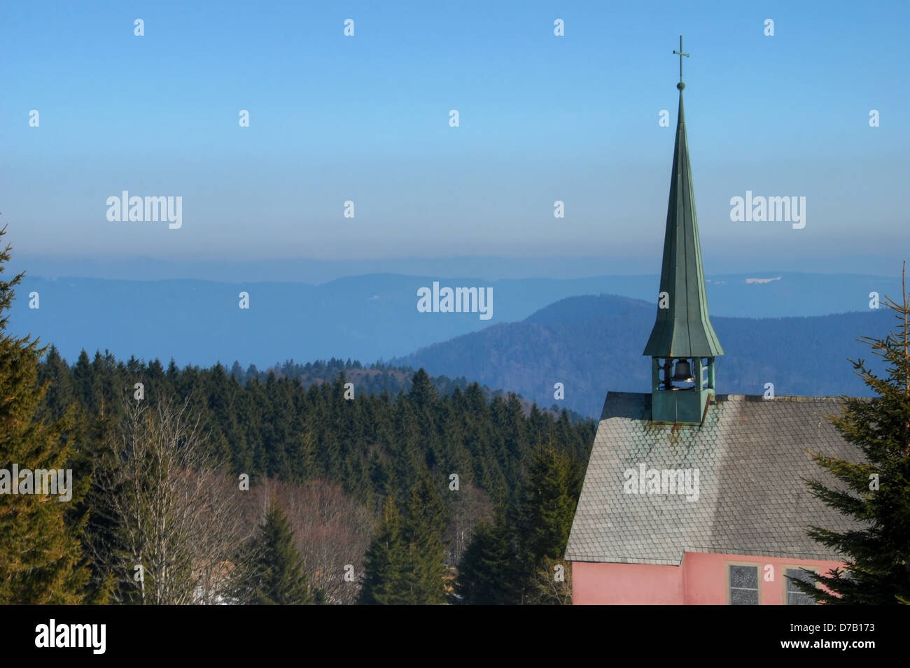 Chiesa di Kandel, con la Foresta Nera paesaggio dietro Foto Stock