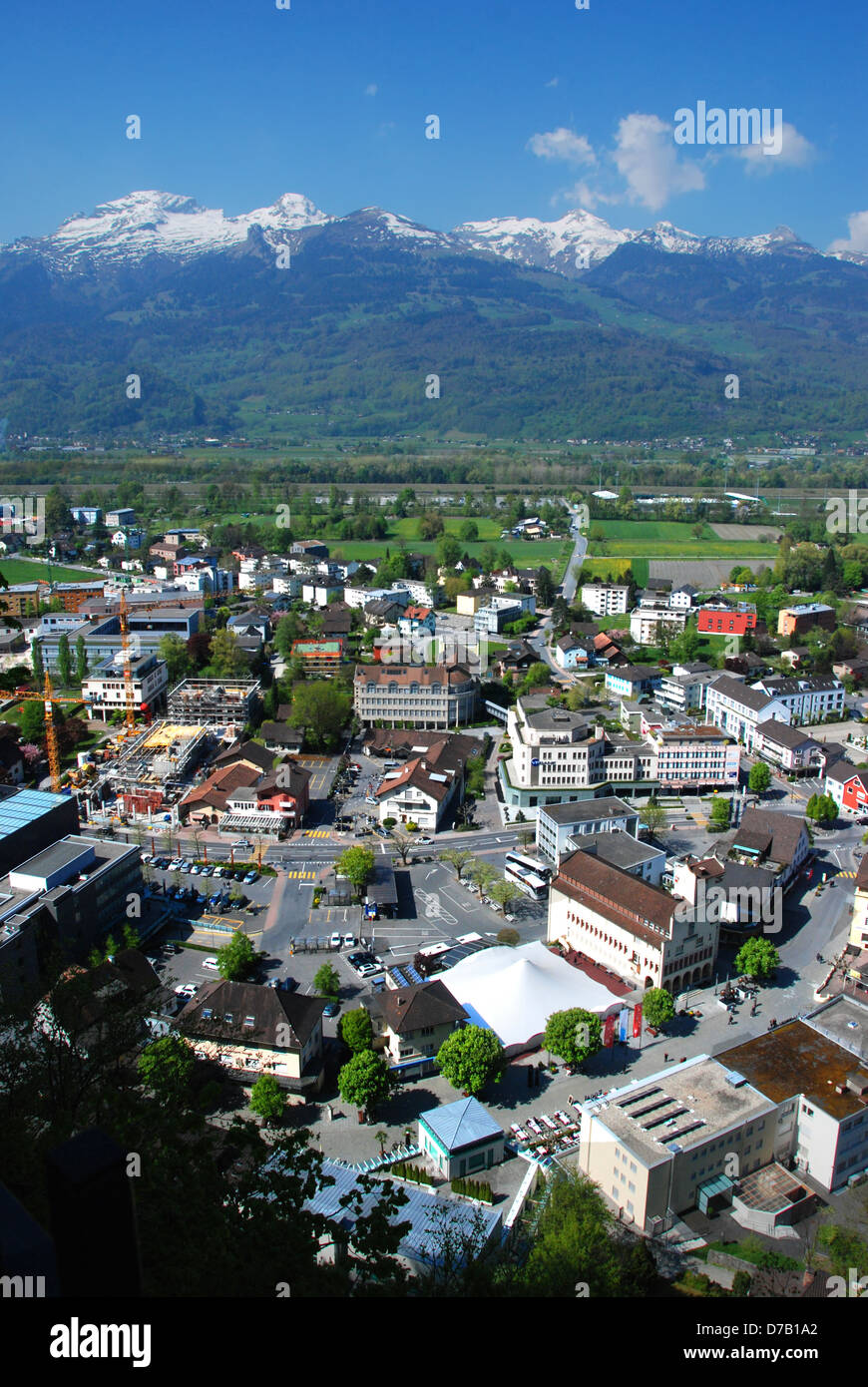 Vista di Vaduz, Liechtenstein, Svizzera con le montagne alle spalle Foto Stock