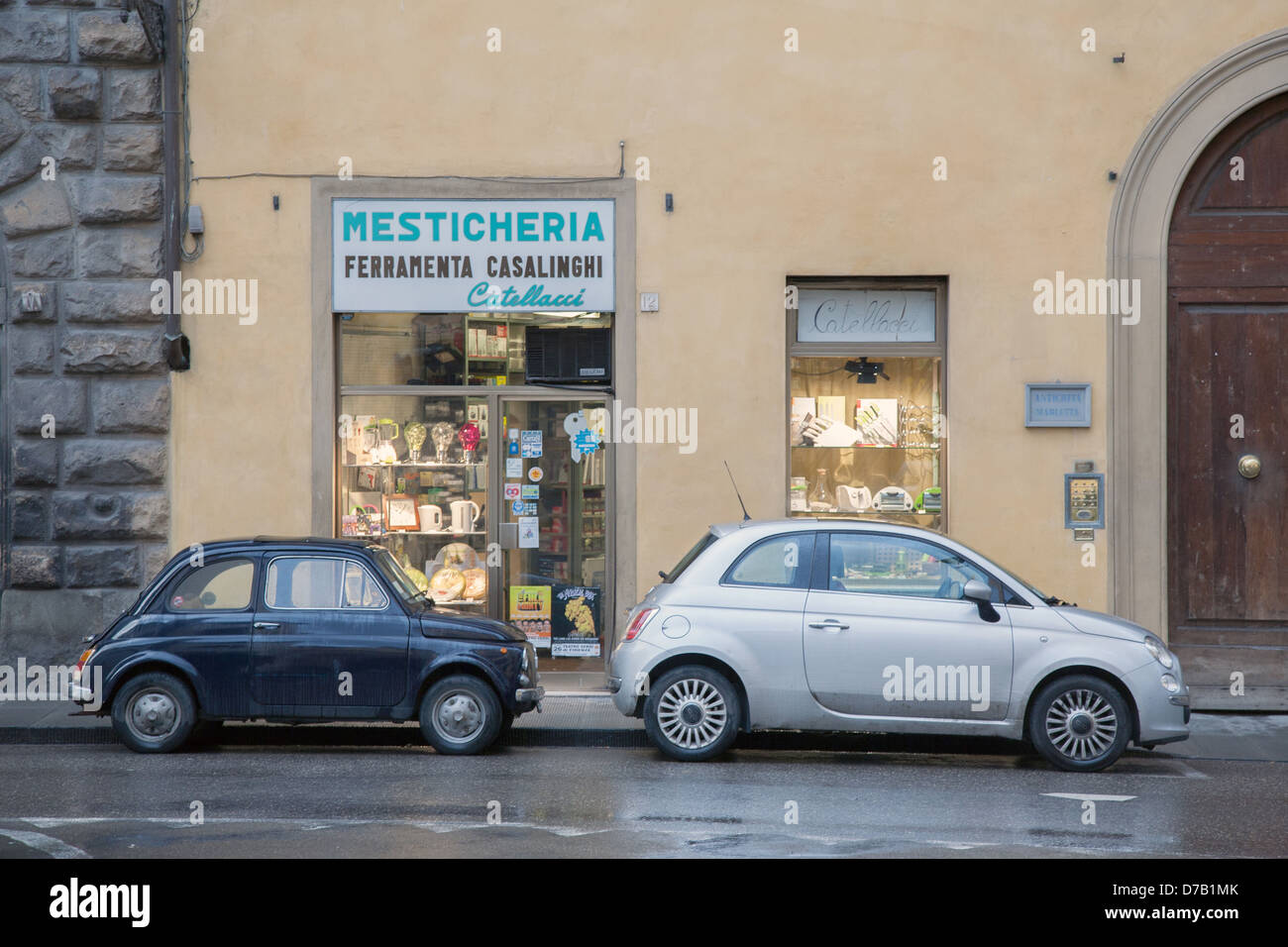 Nuova e Vecchia Fiat 500 auto al di fuori del negozio tradizionale a Firenze, Italia Foto Stock