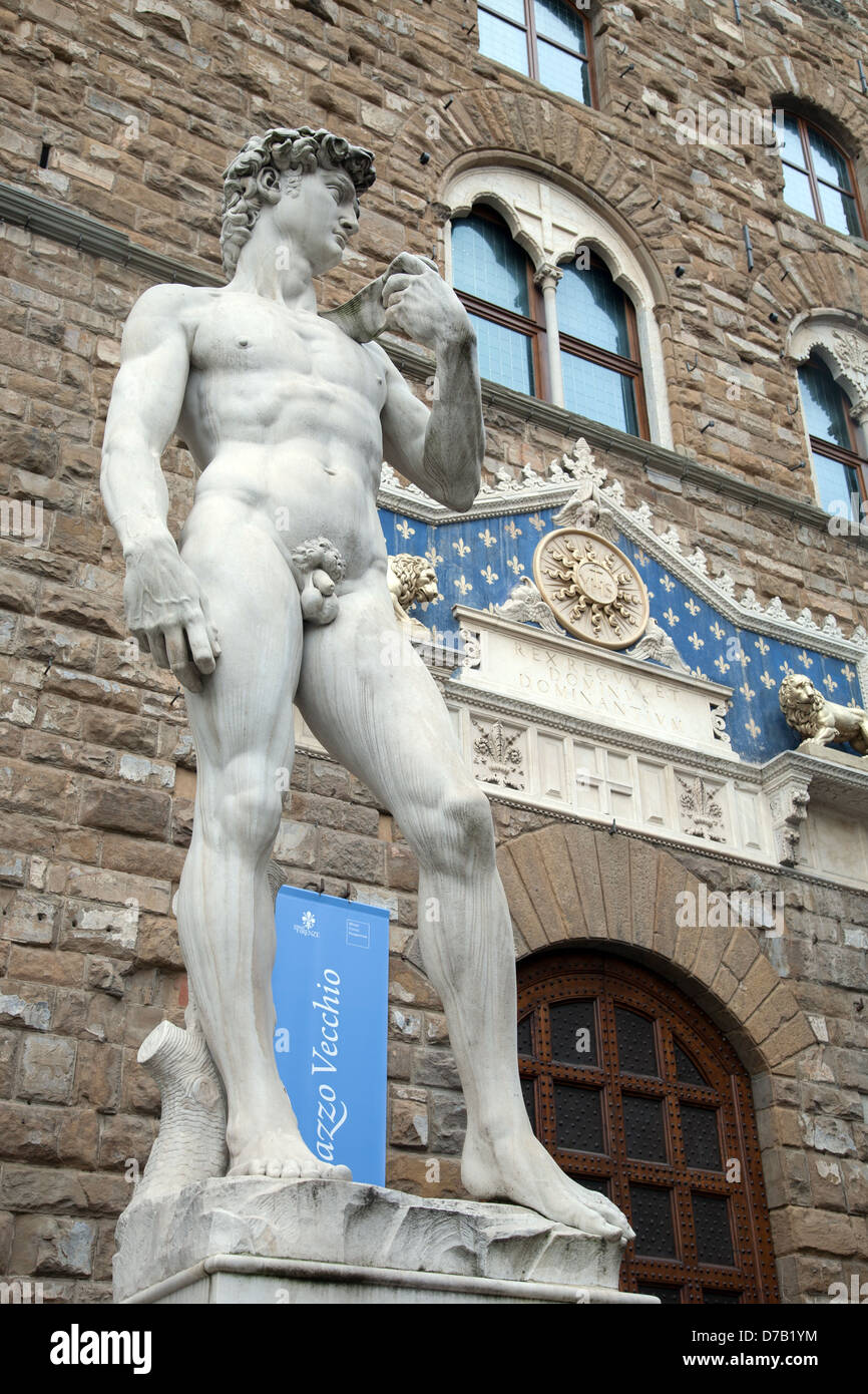 Copia della statua di Davide di Michelangelo in Palazzo Vecchio in Piazza della Signoria; Firenze; l'Italia Foto Stock