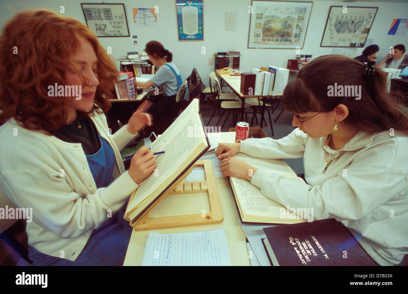 Le ragazze durante il Talmud lezione Foto Stock