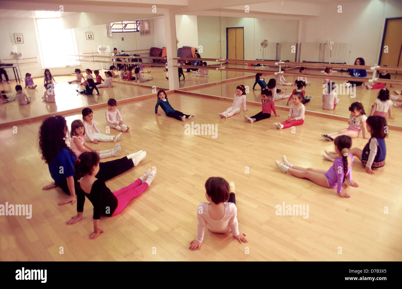 Giovani ragazze a classe di balletto in efrat, gush etzion Foto Stock