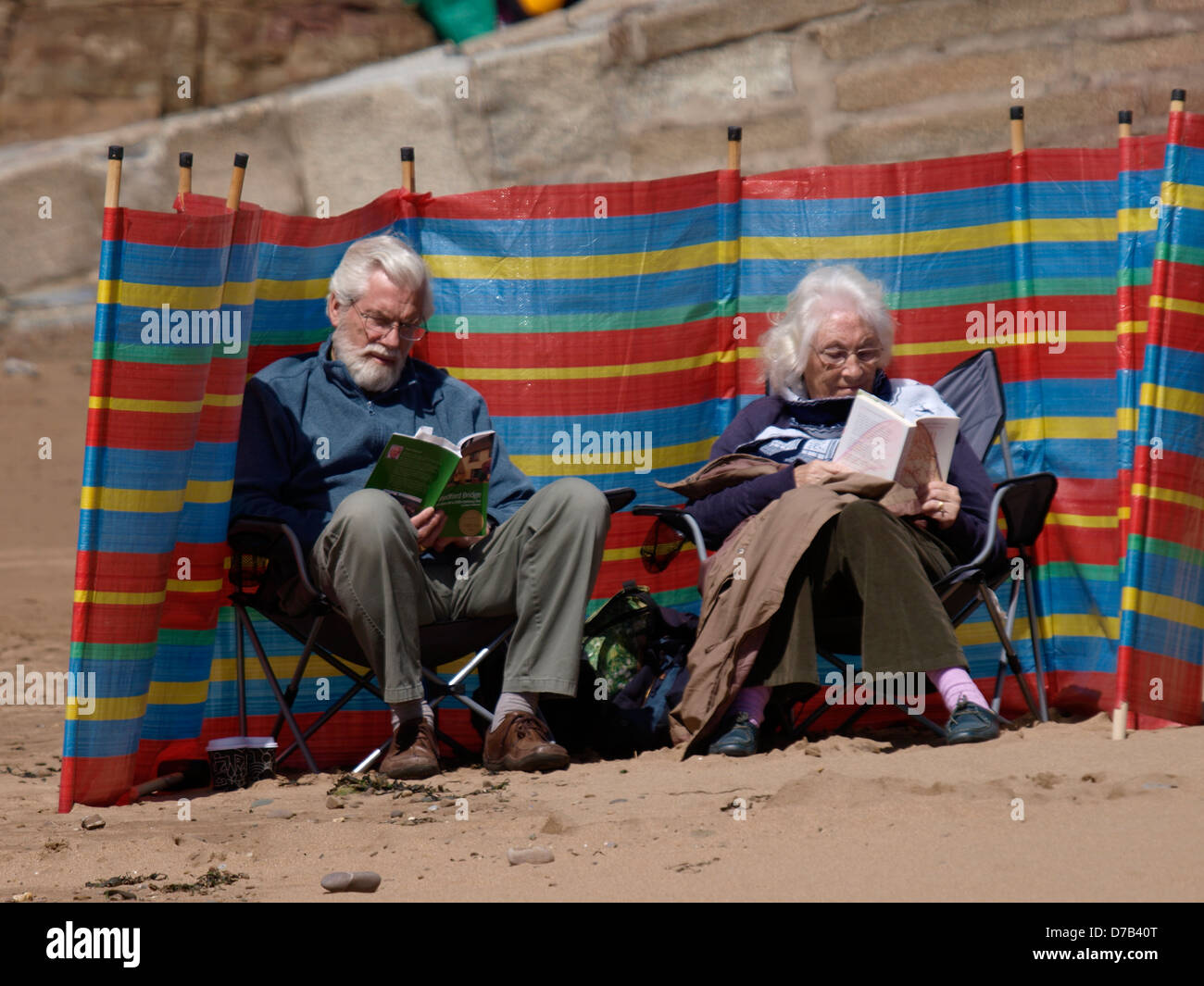 Vecchia coppia presso la spiaggia di lettura, Regno Unito 2013 Foto Stock