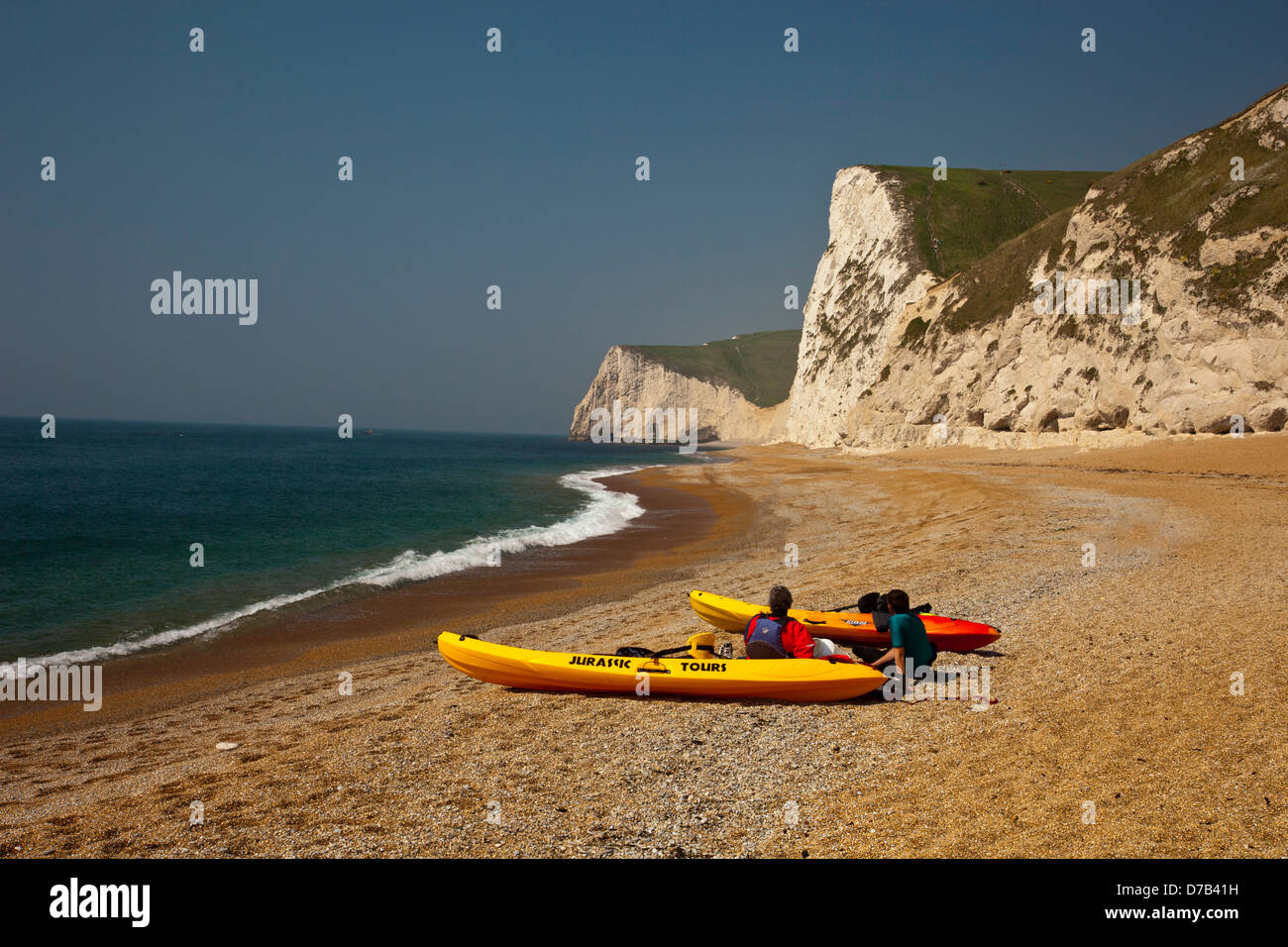 Kayak da mare sulla spiaggia di Durdle porta sul patrimonio SW Costa, Dorset, England, Regno Unito Foto Stock
