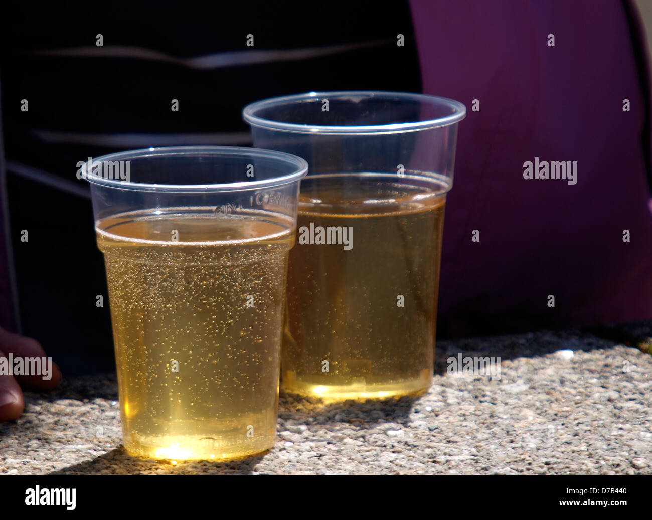 Due pinte di birra in bicchieri di plastica, Regno Unito 2013 Foto Stock
