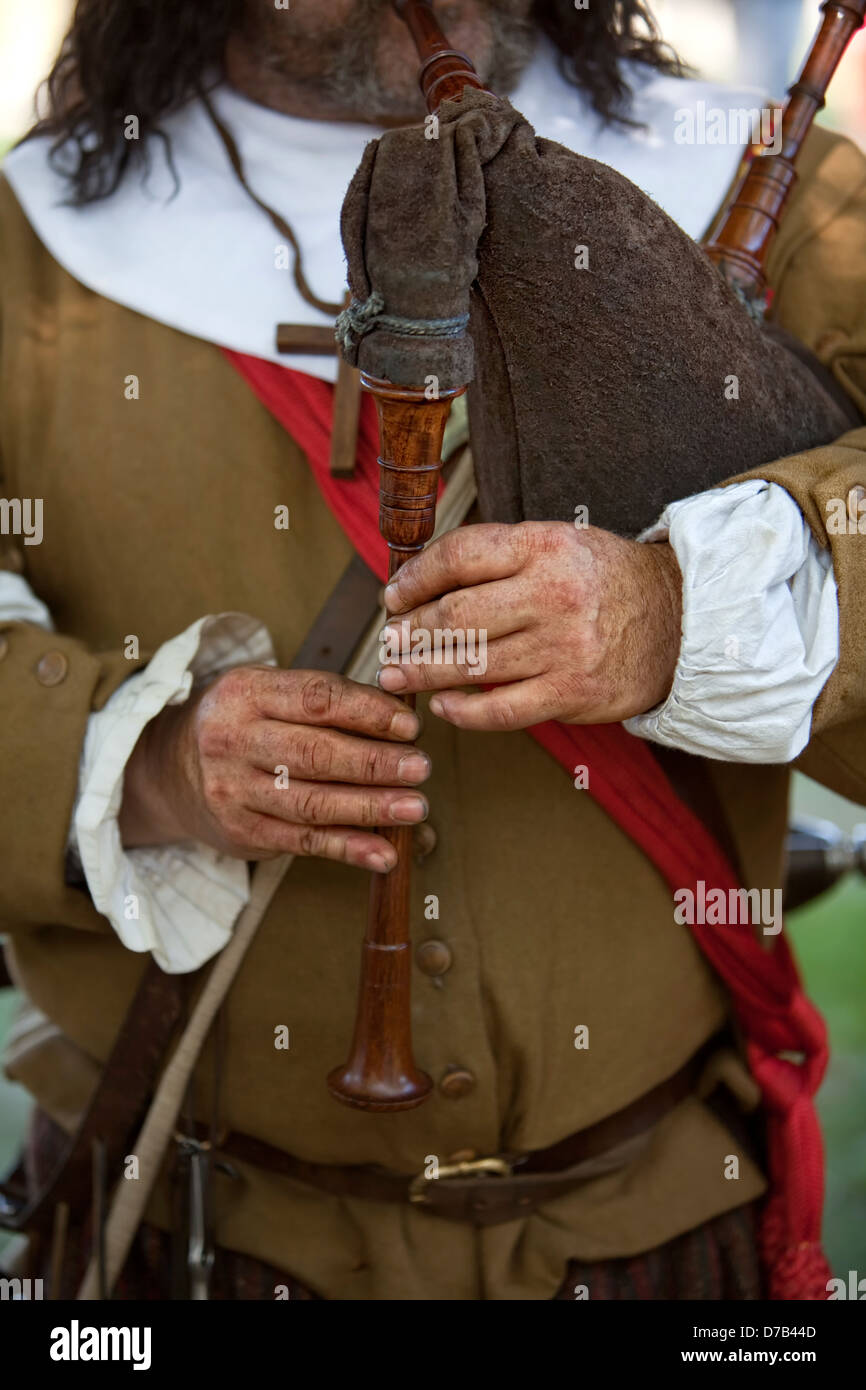 Un medievale lettore delle cornamuse, live giochi di ruolo o ReenLarpment, Kirchberg, Lussemburgo città, Europa Foto Stock