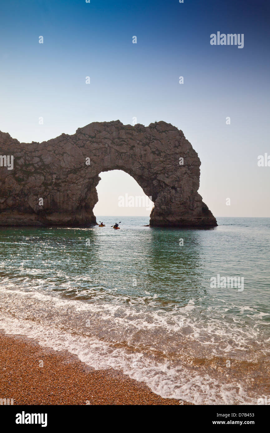 Kayak da mare sotto la porta di Durdle sul patrimonio SW Costa, Dorset, England, Regno Unito Foto Stock