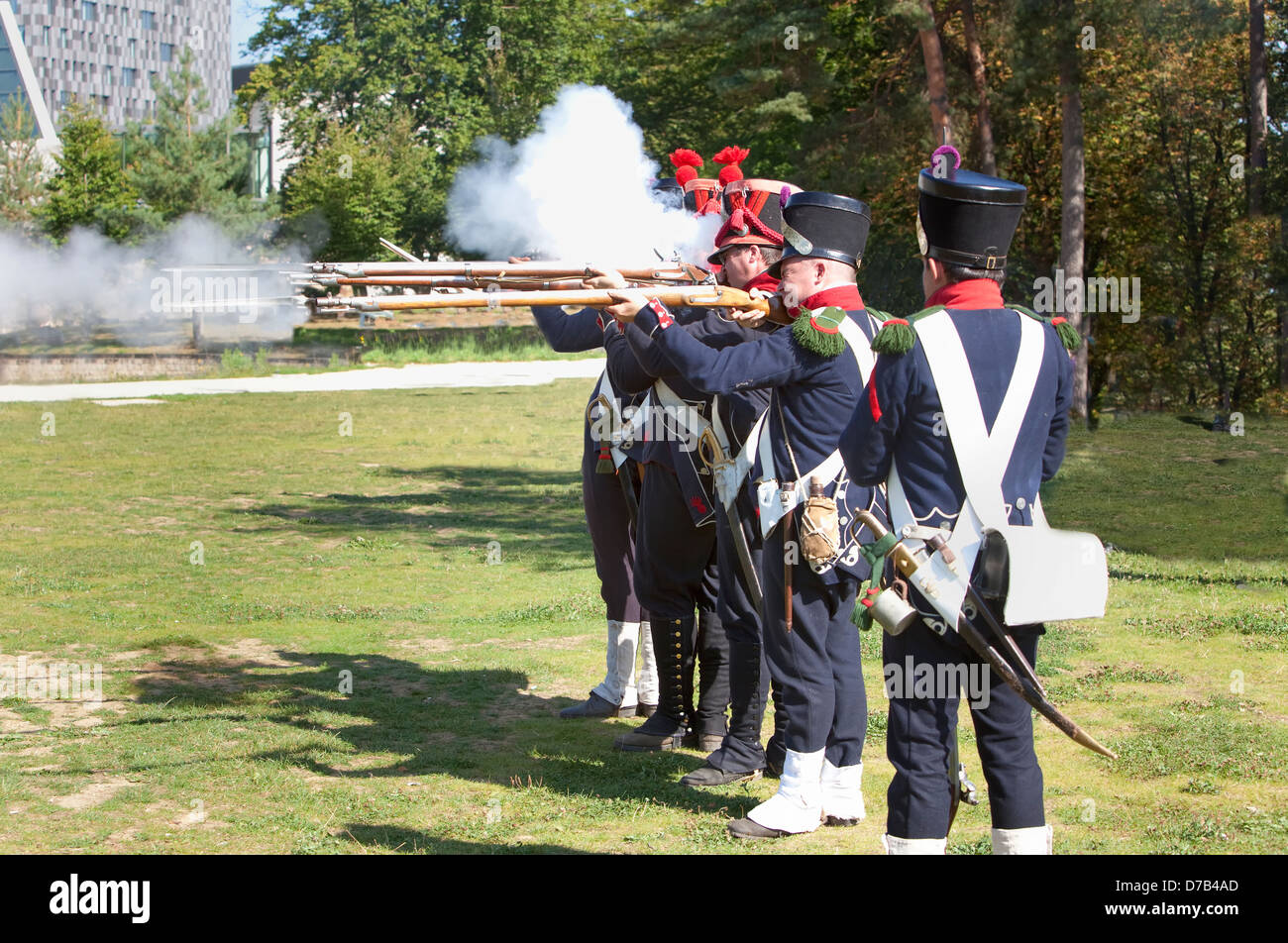 Soldati tiro con muso a caricamento di fucili a canna rigata durante un live role-playing, Musée d'Art Moderne Grand-Duc Jean, città di Lussemburgo Foto Stock