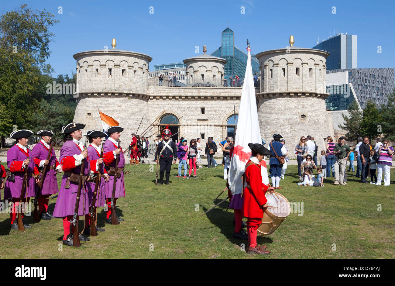 Soldati tiro con muso a caricamento di fucili a canna rigata durante un live role-playing, Musée d'Art Moderne Grand-Duc Jean, città di Lussemburgo Foto Stock