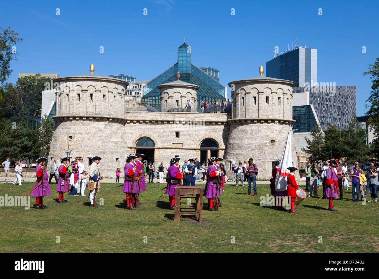 Soldati tiro con muso a caricamento di fucili a canna rigata durante un live role-playing, Musée d'Art Moderne Grand-Duc Jean, città di Lussemburgo Foto Stock