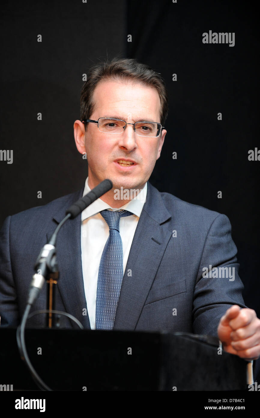 Cardiff, Galles, UK. 2 maggio 2013. MP Owen Smith parla di una federazione delle piccole imprese (FSB) evento all'Hilton Hotel, Cardiff, la sera del 2 maggio. Credito: Matteo Horwood/Alamy Live News Foto Stock