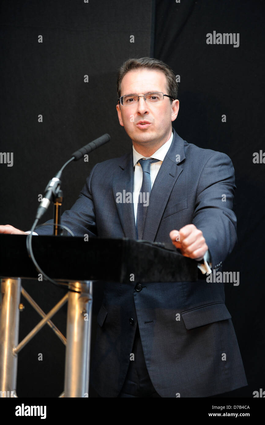 Cardiff, Galles, UK. 2 maggio 2013. MP Owen Smith parla di una federazione delle piccole imprese (FSB) evento all'Hilton Hotel, Cardiff, la sera del 2 maggio. Credito: Matteo Horwood/Alamy Live News Foto Stock