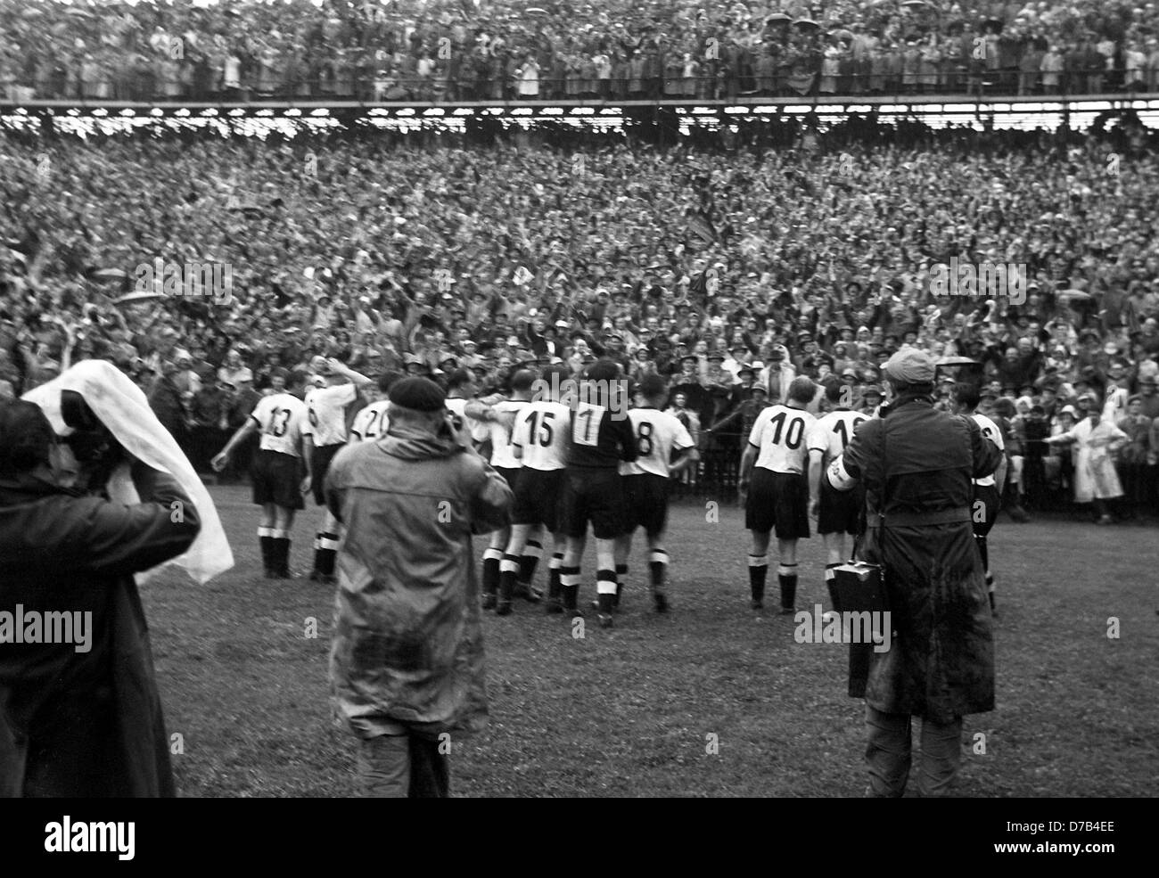 Il tedesco della nazionale di calcio vince la partita finale del campionato del mondo il 4 Luglio nel 1954 a Berna contro l'Ungheria con 3:2 davanti a 60.000 spettatori. La foto mostra i giocatori il tifo dopo il fischio finale (l-r) Max Morlock (13), Horst Eckel (6), Hans Schäfer (20), Jupp Posipal (7), Ottmar Walter (15), Toni Turek (1), Karl ami (8), Werner Liebrich (10) e Fritz Walter (16). Foto Stock