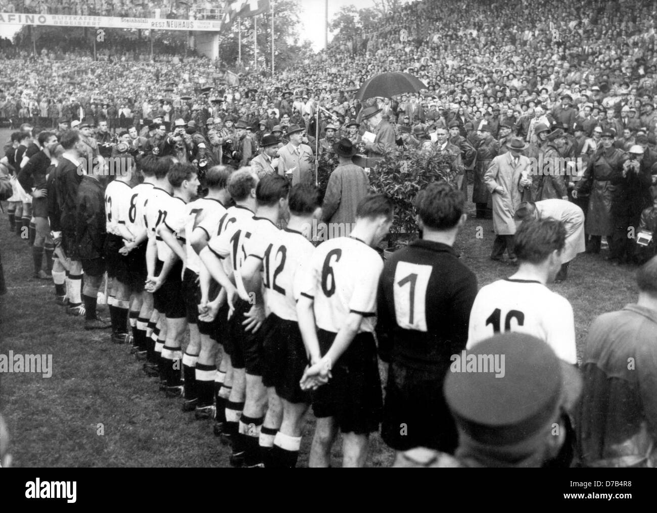 Dopo aver battuto Ungheria 3:2 nel 1954 FIFA World Cup finale a Berna Wankdorf stadium davanti a 60.000 spettatori il 4 luglio 1954, Germania linee fino per la vittoria in Coppa del Mondo cerimonia. La foto mostra (l-r) team capitano Fritz Walter (16), portiere Toni Turek (1), Horst Eckel (6), Helmut Rahn (12), Ottmar Walter (15), Werner Liebrich (10), Jupp Posipal (7), Hans Schäfer (20), Werner Kohlmeyer (3), Karl ami (8) e Max Morlock (13). Foto Stock