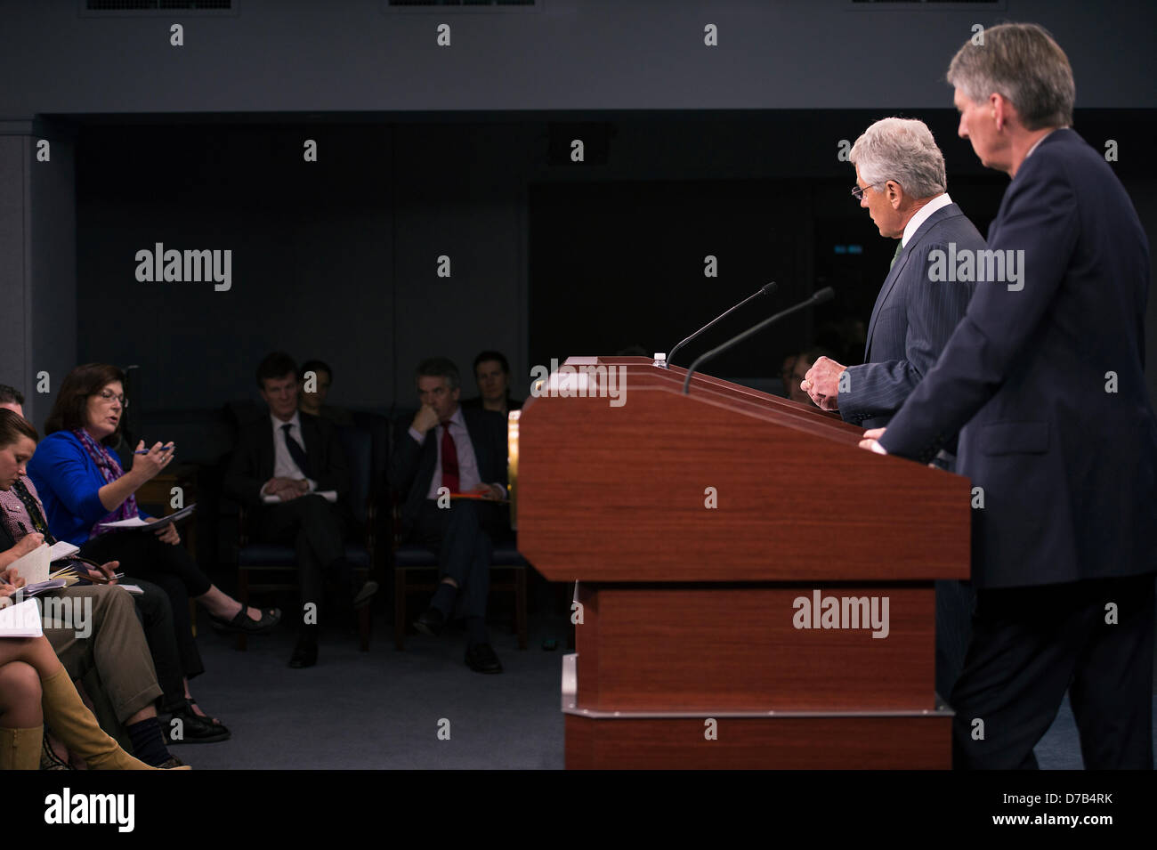 Il Segretario alla difesa degli Stati Uniti Chuck Hagel e British Segretario alla difesa Phillip Hammond tenere una conferenza stampa congiunta del Pentagono il 2 maggio 2013 a Washington, DC. Foto Stock