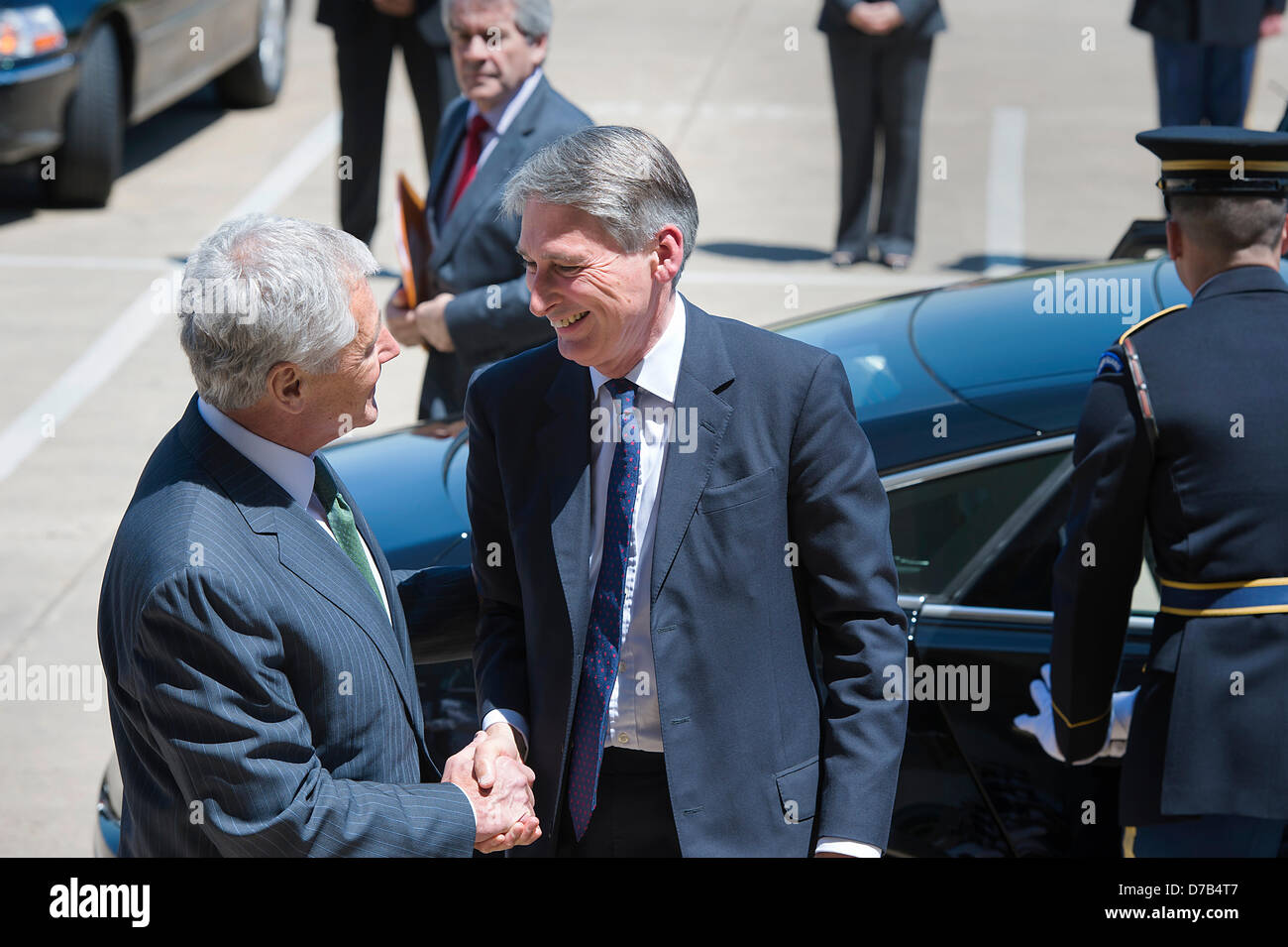 Il Segretario alla difesa degli Stati Uniti Chuck Hagel accoglie British Segretario alla difesa Phillip Hammond al Pentagono il 2 maggio 2013 a Washington, DC. Foto Stock
