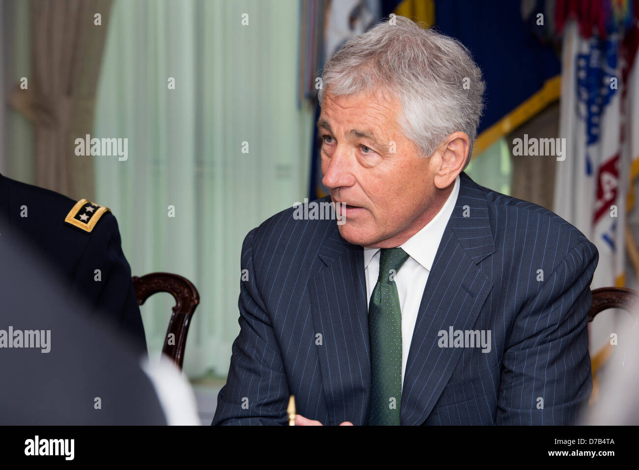 Il Segretario alla difesa degli Stati Uniti Chuck Hagel soddisfa con British Segretario alla difesa Phillip Hammond al Pentagono il 2 maggio 2013 a Washington, DC. Foto Stock