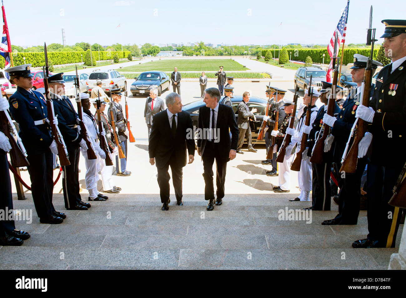 Il Segretario alla difesa degli Stati Uniti Chuck Hagel accoglie British Segretario alla difesa Phillip Hammond al Pentagono il 2 maggio 2013 a Washington, DC. Foto Stock