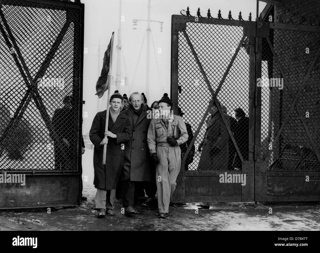 "Invasori", studente Georg von Hatzfeld (a sinistra con bandiera), il Principe Hubertus von und zu Löwenstein e studente Rene Leudesdorff. Una parte degli invasori aveva trascorso la notte sulle navi nel porto di Cuxhaven per andare a riva la mattina e tornare al loro villaggio. Il 3 di marzo nel 1951, un rally di protesta degli abitanti di Helgoland ha avuto luogo a Cuxhaven, in cui più di mille persone hanno partecipato a. Un British Air Raid distrutto il villaggio Helgoland completamente il 18 di Aprile di 1945. Dopo la Seconda Guerra Mondiale la popolazione è stata espulsa dall'isola, mentre la Gran Bretagna occupie Foto Stock