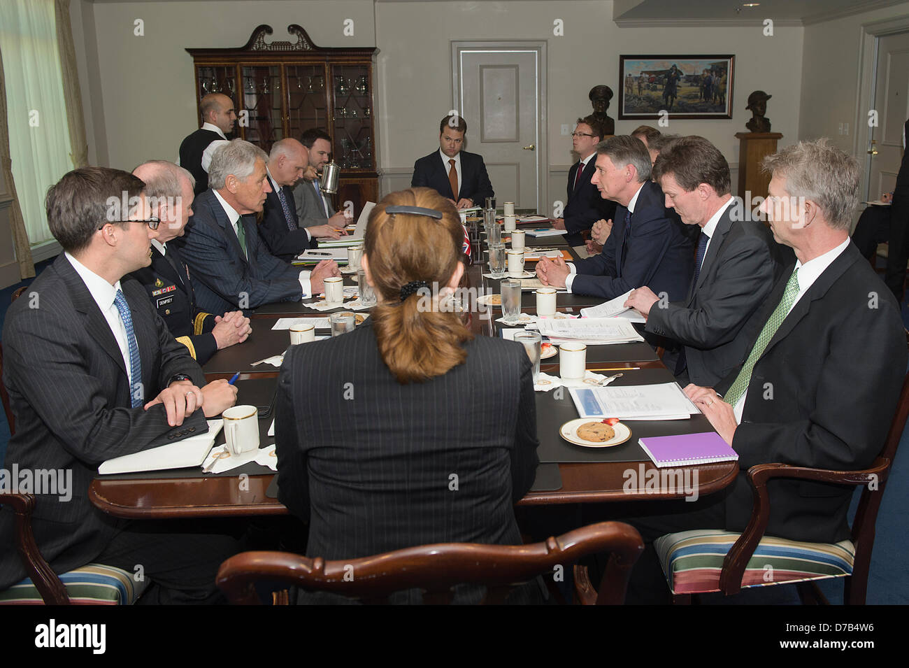 Il Segretario alla difesa degli Stati Uniti Chuck Hagel soddisfa con British Segretario alla difesa Phillip Hammond al Pentagono il 2 maggio 2013 a Washington, DC. Foto Stock