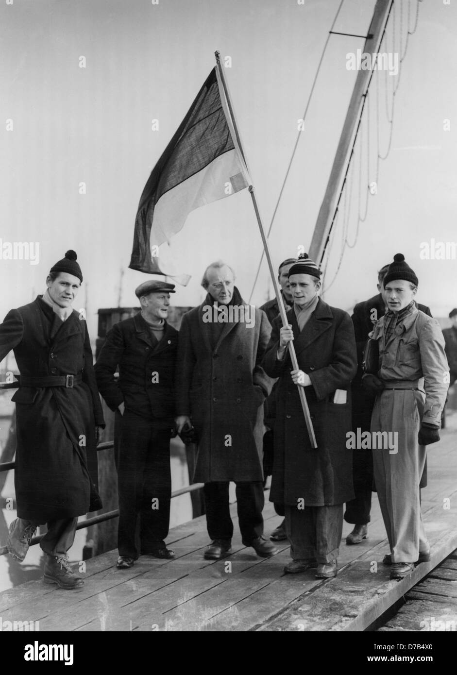 "Invasori", il Principe Hubertus von und zu Löwenstein (3 a sinistra), studente Georg von Hatzfeld (con bandiera) e studente Rene Leudesdorff (r) in Cuxhaven. Una parte degli invasori aveva trascorso la notte sulle navi nel porto di Cuxhaven per andare a riva la mattina e tornare al loro villaggio. Il 3 di marzo nel 1951, un rally di protesta degli abitanti di Helgoland ha avuto luogo a Cuxhaven, in cui più di mille persone hanno partecipato a. Un British Air Raid distrutto il villaggio Helgoland completamente il 18 di Aprile di 1945. Dopo la Seconda Guerra Mondiale la popolazione è stata espulsa dalla isla Foto Stock